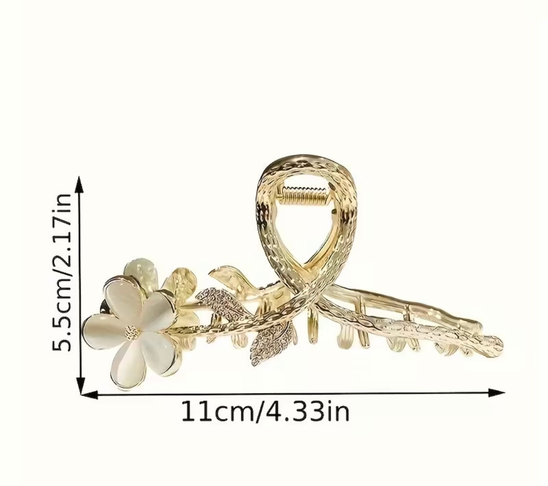 Haarkralle „Blumenpoesie“ – Goldene Eleganz mit Blüte
