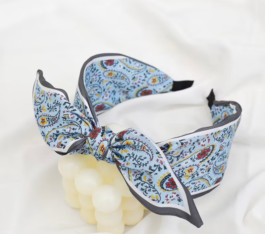 Haarreif mit Knoten – Paisley-Design in Hellblau