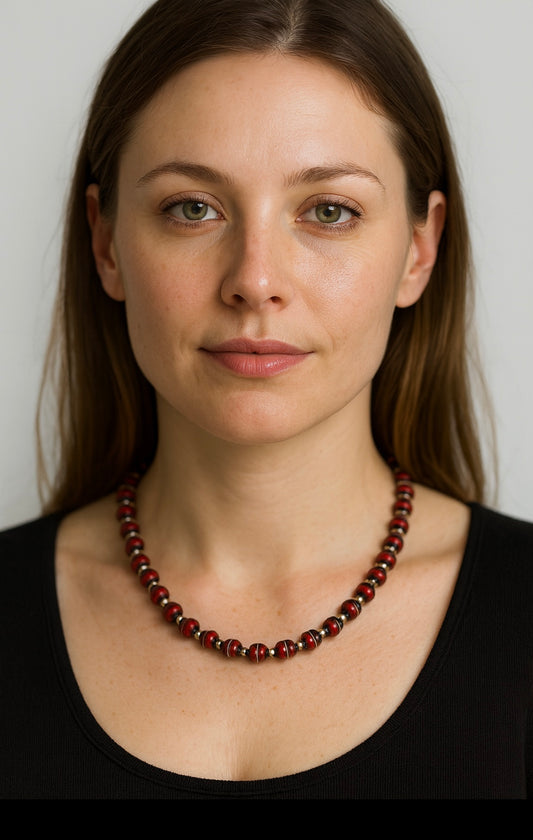 Handgemachte Halskette „Rubin Terra“ – Rote & Braune Perlen, zeitloses Design