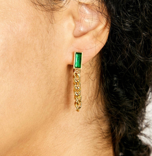 Ketten-Ohrringe mit grünem Kristall – 18K vergoldet & modern edgy