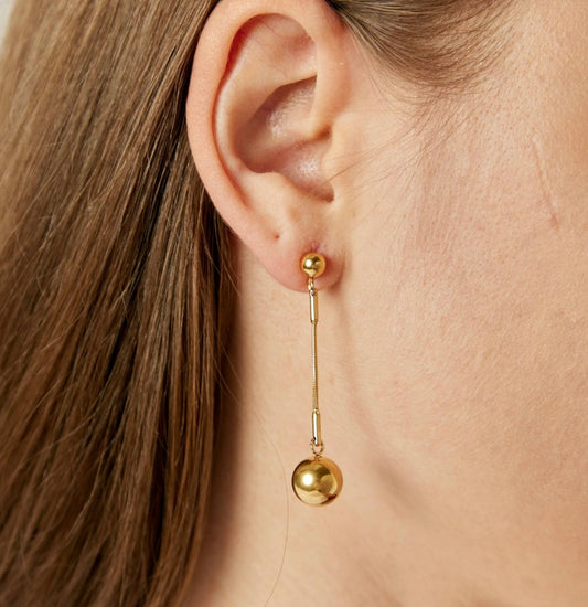 Lange Kugel-Ohrhänger – 18K Vergoldet mit eleganter Bewegung