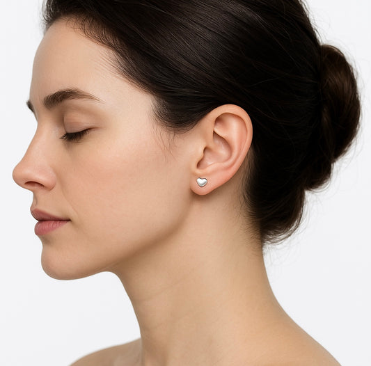 Herzförmige Ohrringe – Glänzender Minimalismus