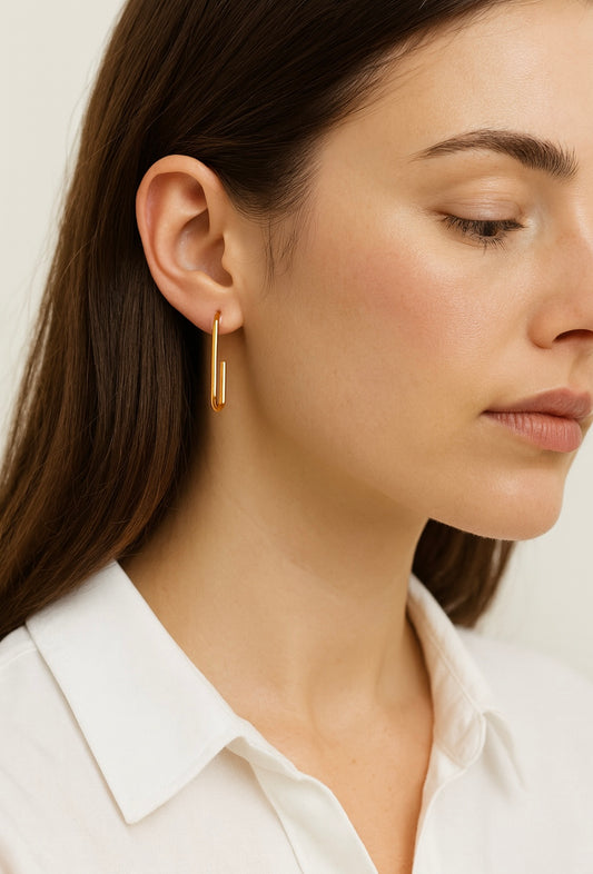 Vergoldete U-Form Ohrringe – Eleganz in ihrer reinsten Form
