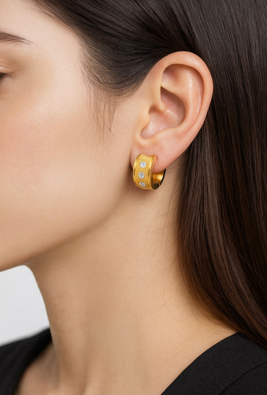 Goldene breite Creolen mit Glitzer-Finish – 18K vergoldet & funkelnd elegant