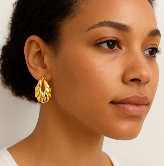 Skulpturale Blatt-Creolen – 18K Vergoldet mit Statement-Charakter