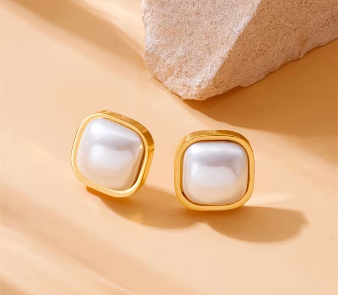 Perlen-Ohrstecker – Quadratisch, vergoldet & elegant