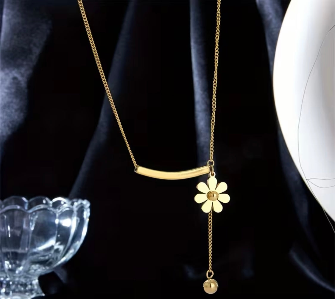 Vergoldete Halskette mit Blumenanhänger | Fleur d’Estime