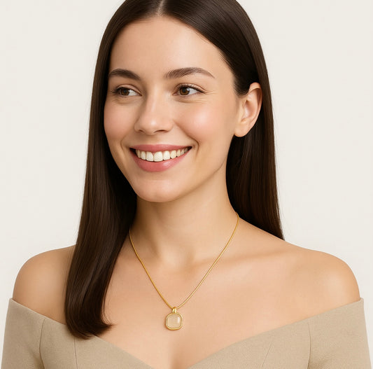 Vergoldete Edelstahl-Halskette mit quadratischem Anhänger