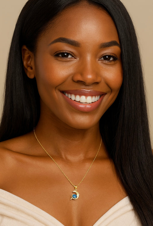 Vergoldete Halskette mit funkelndem Anhänger in Delfinform