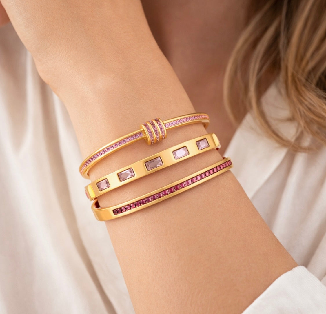 Goldene Armreif-Kollektion – 3er-Set mit rosafarbenen Zirkonia