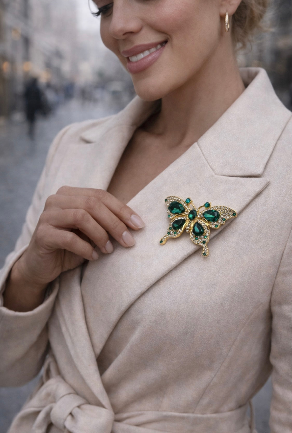 Elegante Schmetterlingsbrosche mit Smaragdgrünen Kristallen – Fleur d’Estime