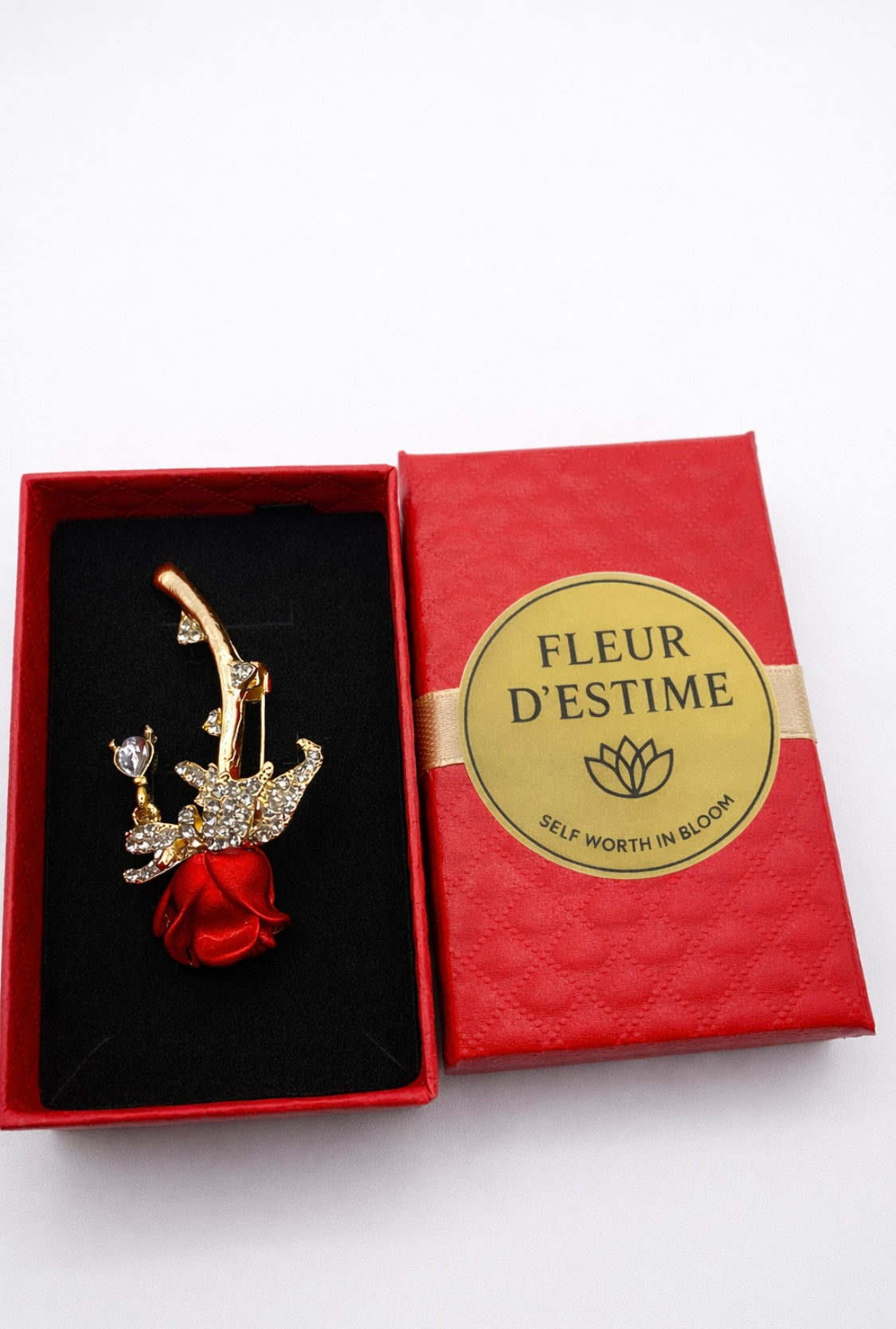 Rosen-Brosche – Romantischer Gold-Anstecker mit roter Blüte