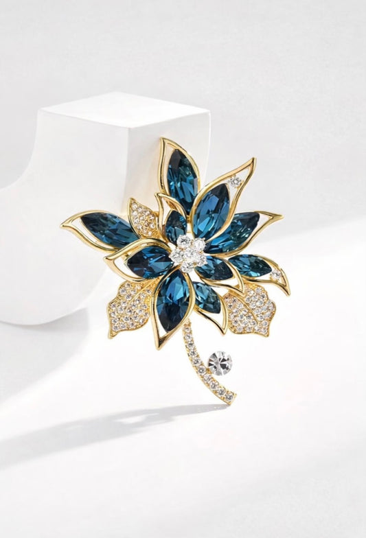Elegante Blumen-Brosche mit blauen Kristallen – Glanz in Blüte