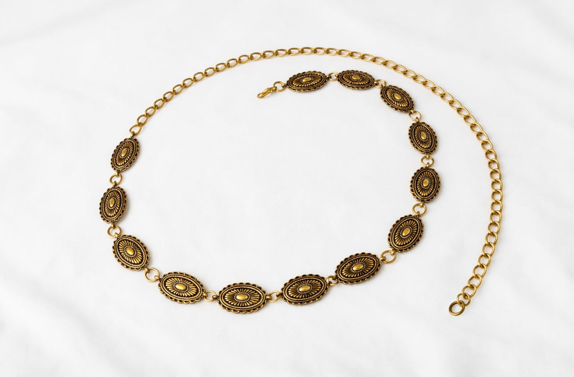 Vintage-inspirierter Taillengürtel aus Goldmetall – Ovales Medaillon-Design