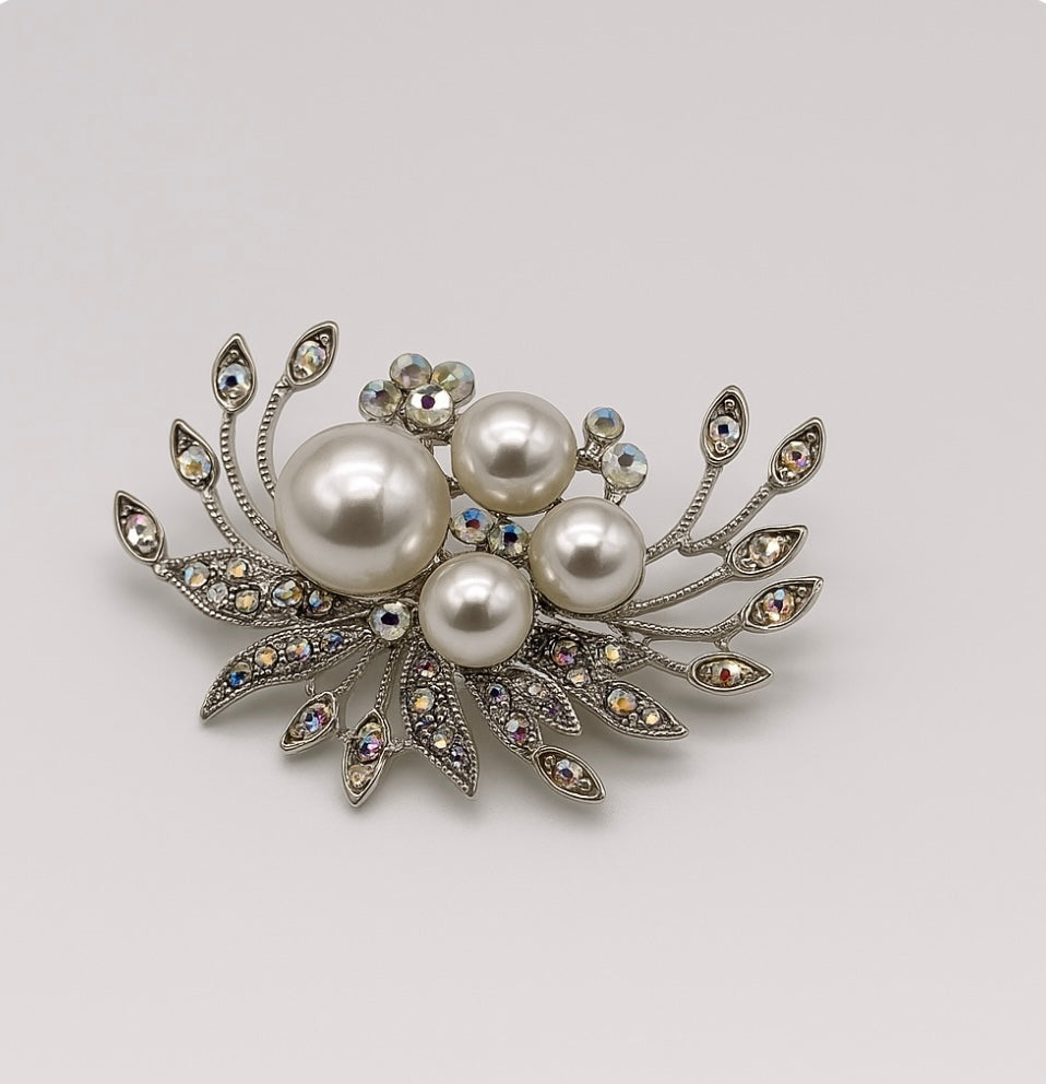 Elegante Vintage-Brosche mit Perlen und Strasssteinen