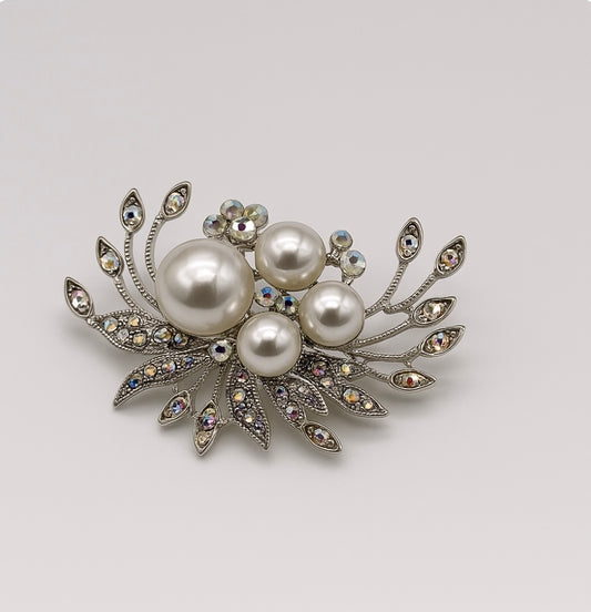 Elegante Vintage-Brosche mit Perlen und Strasssteinen