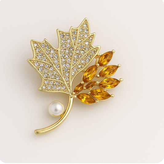 Elegante Brosche in Blattform mit Kristallen und Perle