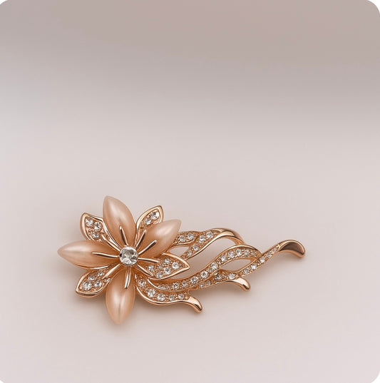 Rosegoldene Blumen-Brosche mit Strasssteinen