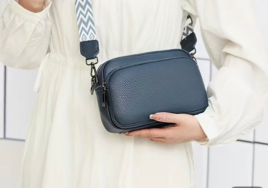 Umhängetasche aus echtem Leder – Navyblau mit gemustertem Gurt