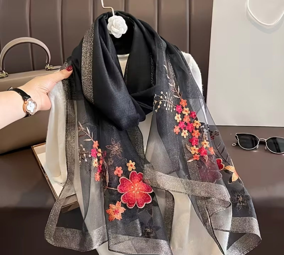 Eleganter Seidenschal mit handgestickten Blumen – Schwarz (Wolle & Maulbeerseide)