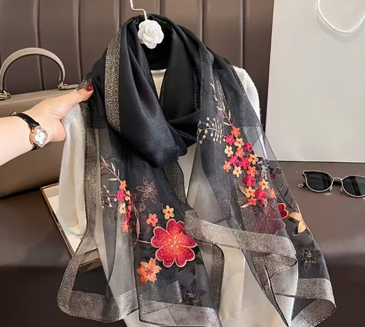 Eleganter Seidenschal mit handgestickten Blumen – Schwarz (Wolle & Maulbeerseide)
