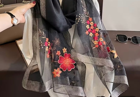 Eleganter Seidenschal mit handgestickten Blumen – Schwarz (Wolle & Maulbeerseide)