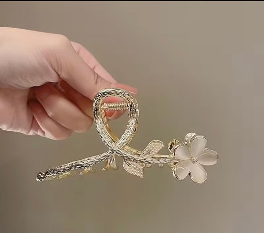 Haarkralle „Blumenpoesie“ – Goldene Eleganz mit Blüte