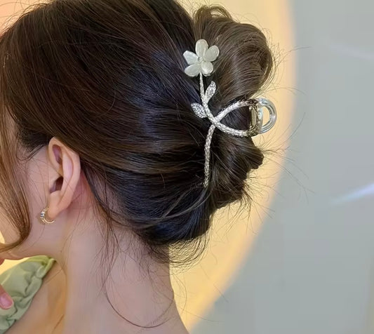 Haarkralle „Blumenpoesie“ – Goldene Eleganz mit Blüte