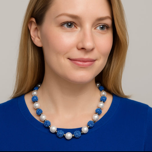 Handgefertigte Halskette „Marina Perla“ – Eleganz in Blau & Weiß