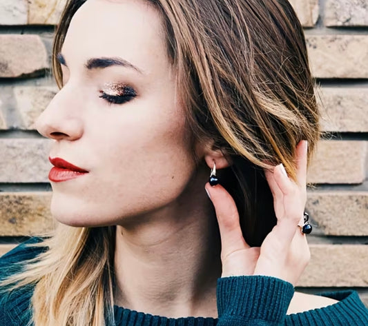 S925 Ohrringe mit schwarzer Süßwasserperle – Eleganz in Bewegung