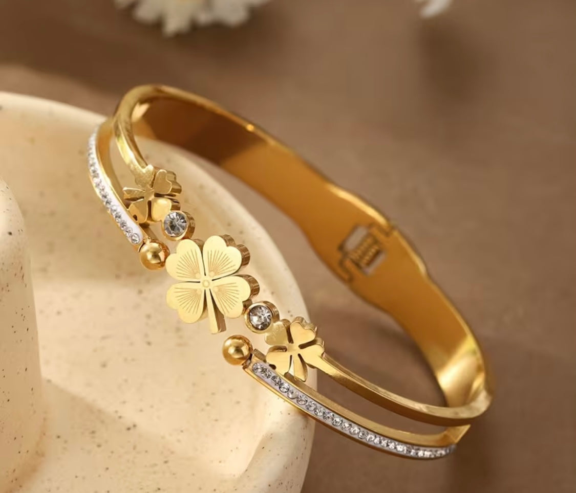 „Fleur d’Estime“ Armreif – 18K vergoldet, wasserfest & voller Bedeutung