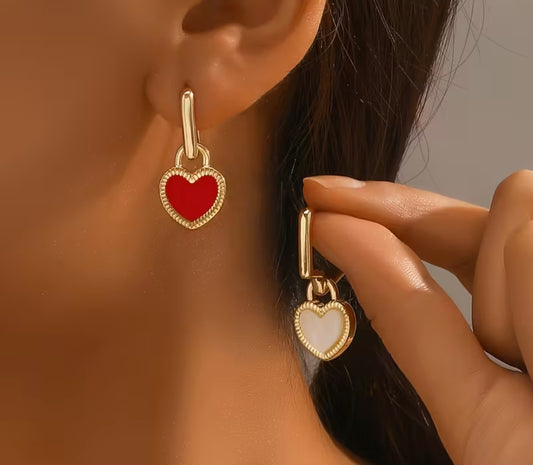 Herzanhänger-Ohrringe – Rot & Weiß, 18K vergoldet