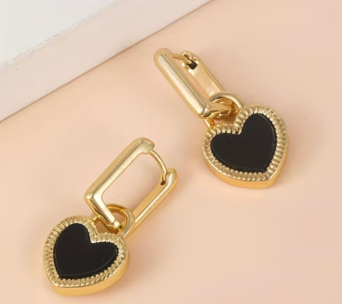 Herzanhänger-Ohrringe – Schwarz & Gold, 18K vergoldet