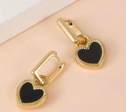 Herzanhänger-Ohrringe – Schwarz & Gold, 18K vergoldet