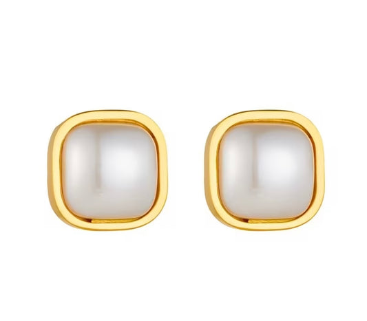 Perlen-Ohrstecker – Quadratisch, vergoldet & elegant