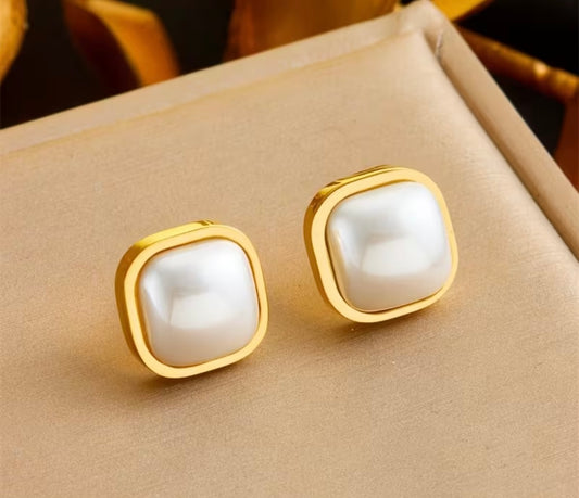 Perlen-Ohrstecker – Quadratisch, vergoldet & elegant