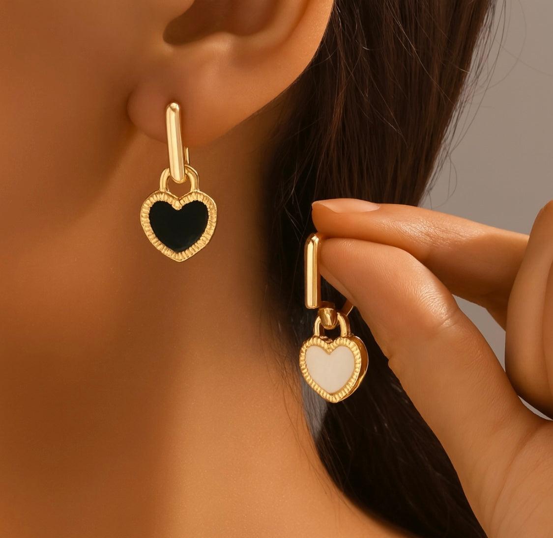 Herzanhänger-Ohrringe – Schwarz & Gold, 18K vergoldet