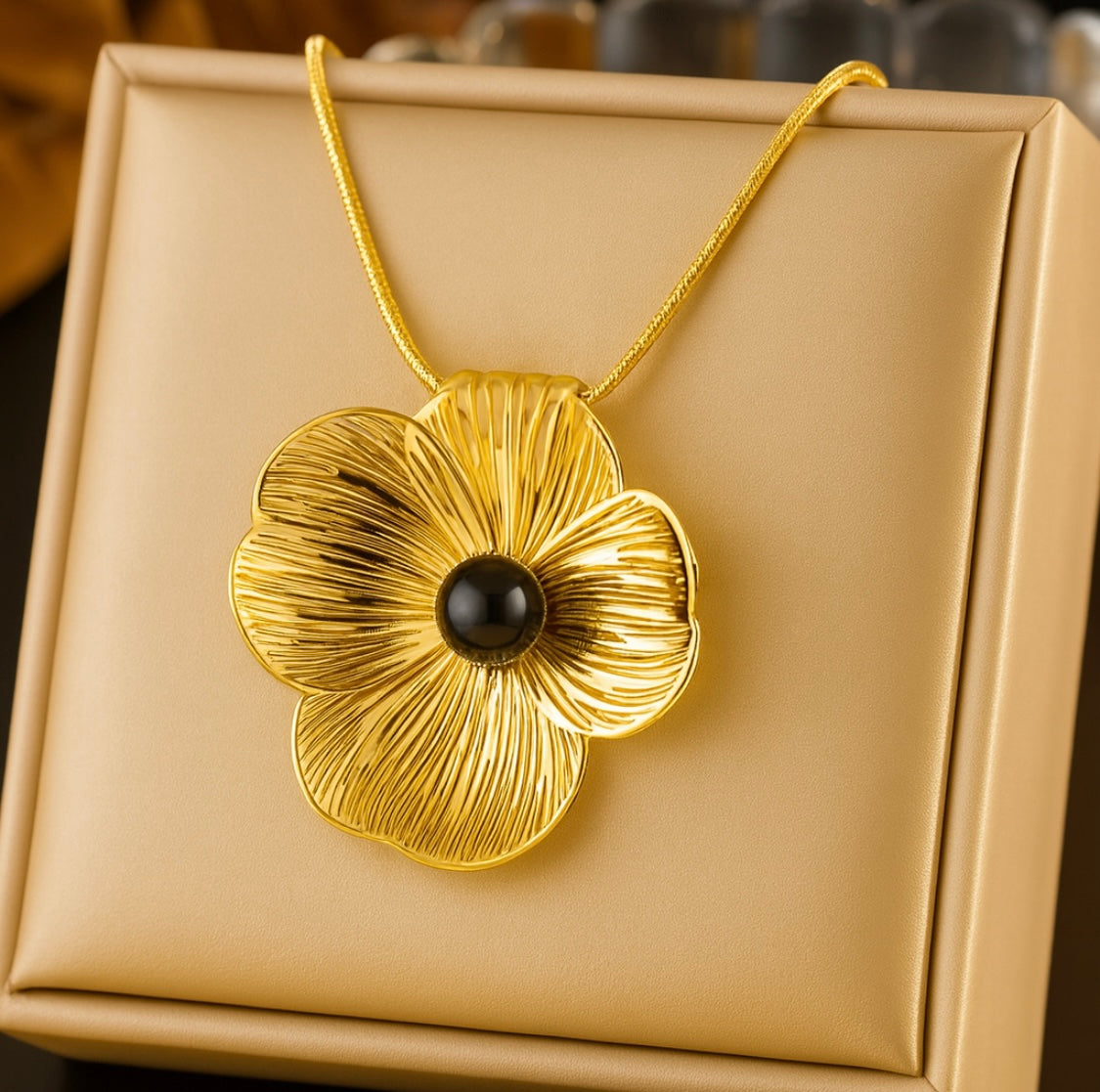 Elegante Blüten-Halskette aus Edelstahl – Goldfarben mit schwarzer Imitationsperle