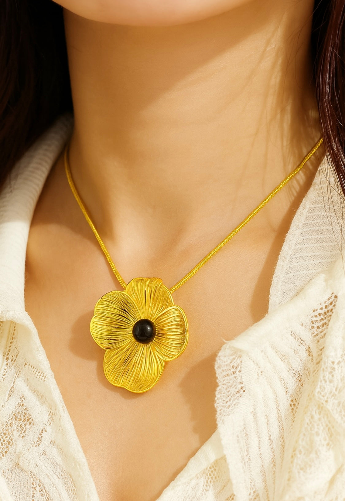 Elegante Blüten-Halskette aus Edelstahl – Goldfarben mit schwarzer Imitationsperle