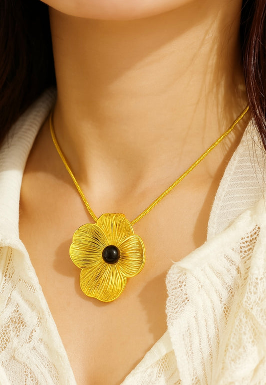 Elegante Blüten-Halskette aus Edelstahl – Goldfarben mit schwarzer Imitationsperle