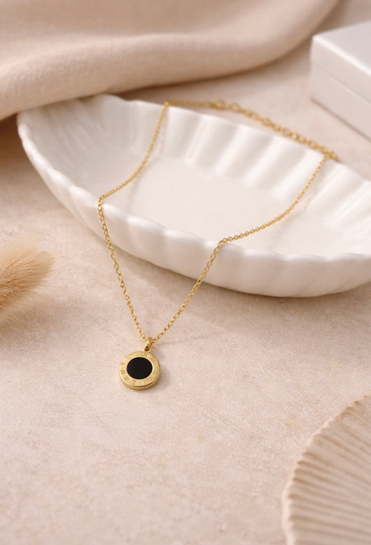 Fleur D’Estime – Duale Eleganz Halskette (Schwarz & Weiß)