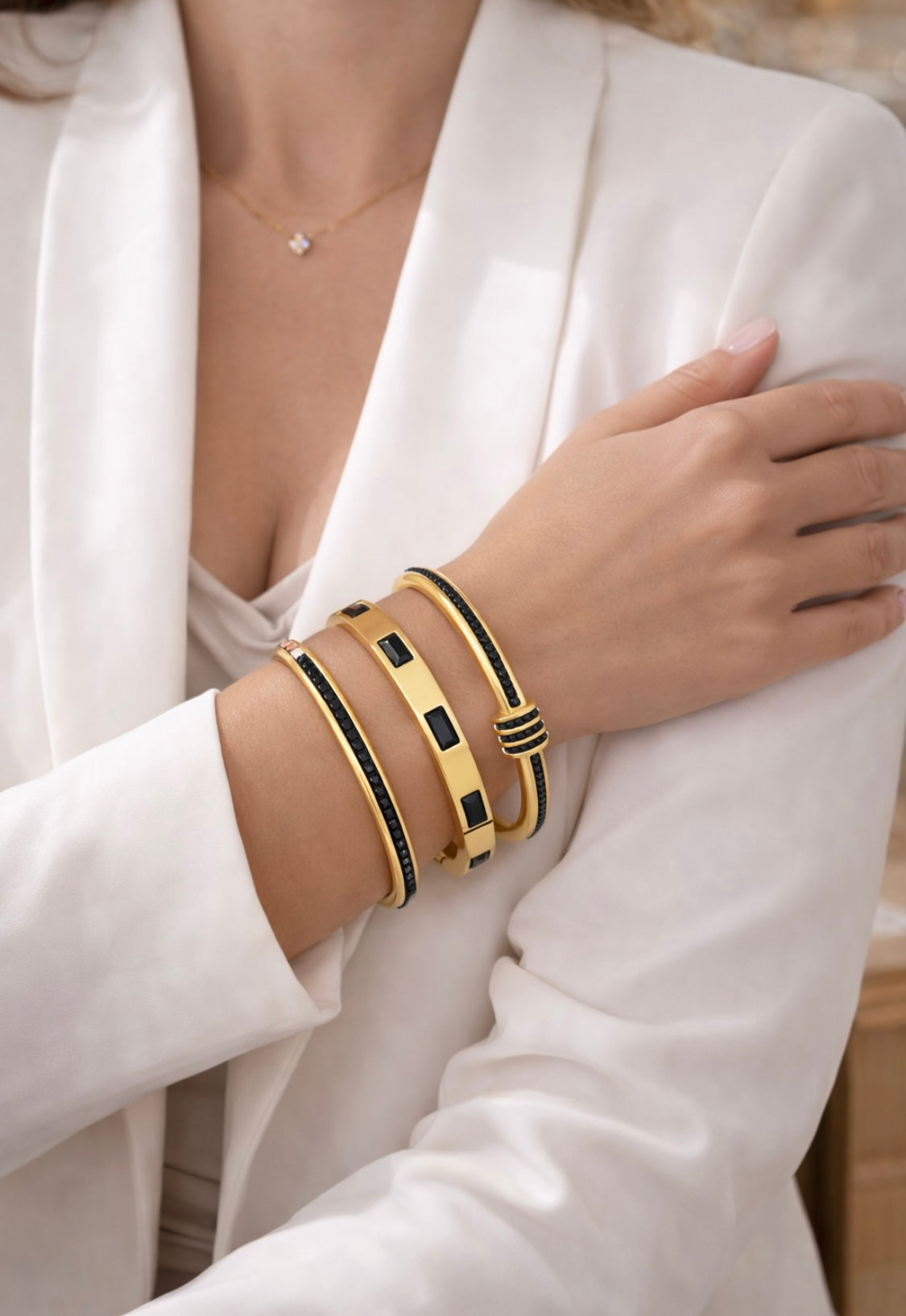Goldenes Armreif-Set mit schwarzen Kristallen – 18 Karat vergoldet
