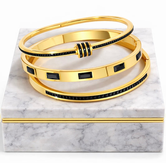 Goldenes Armreif-Set mit schwarzen Kristallen – 18 Karat vergoldet