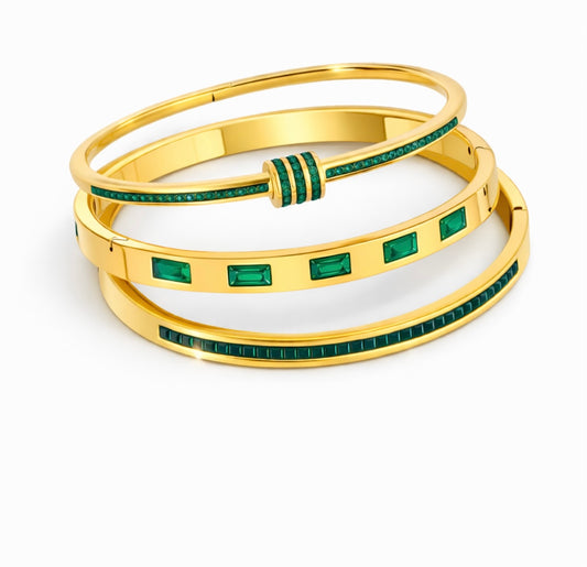 Luxuriöses Armreif-Set mit grünen Kristallen – 18 Karat vergoldet