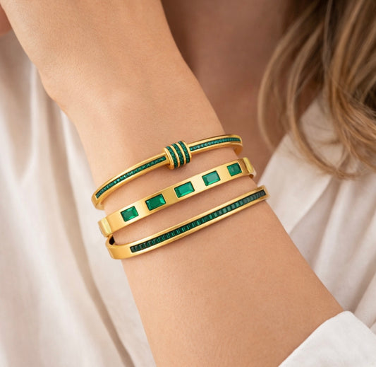 Luxuriöses Armreif-Set mit grünen Kristallen – 18 Karat vergoldet