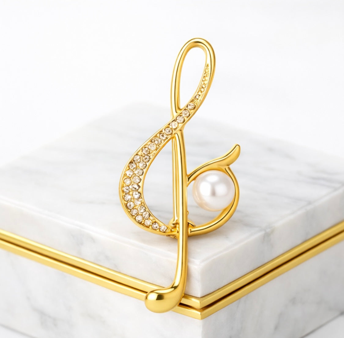 Goldene Notenschlüssel-Brosche mit Perle – Fleur d'Estime