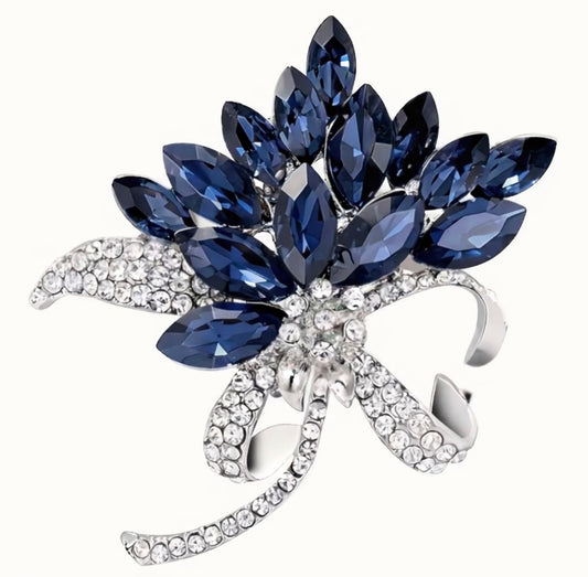 Elegante Blütenbrosche mit blauen Kristallen – Fleur d'Estime
