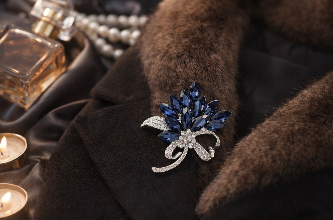 Elegante Blütenbrosche mit blauen Kristallen – Fleur d'Estime