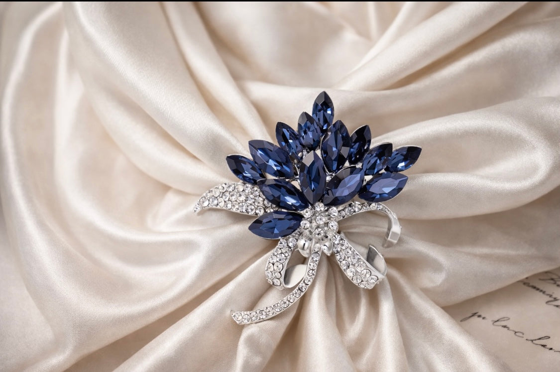 Elegante Blütenbrosche mit blauen Kristallen – Fleur d'Estime