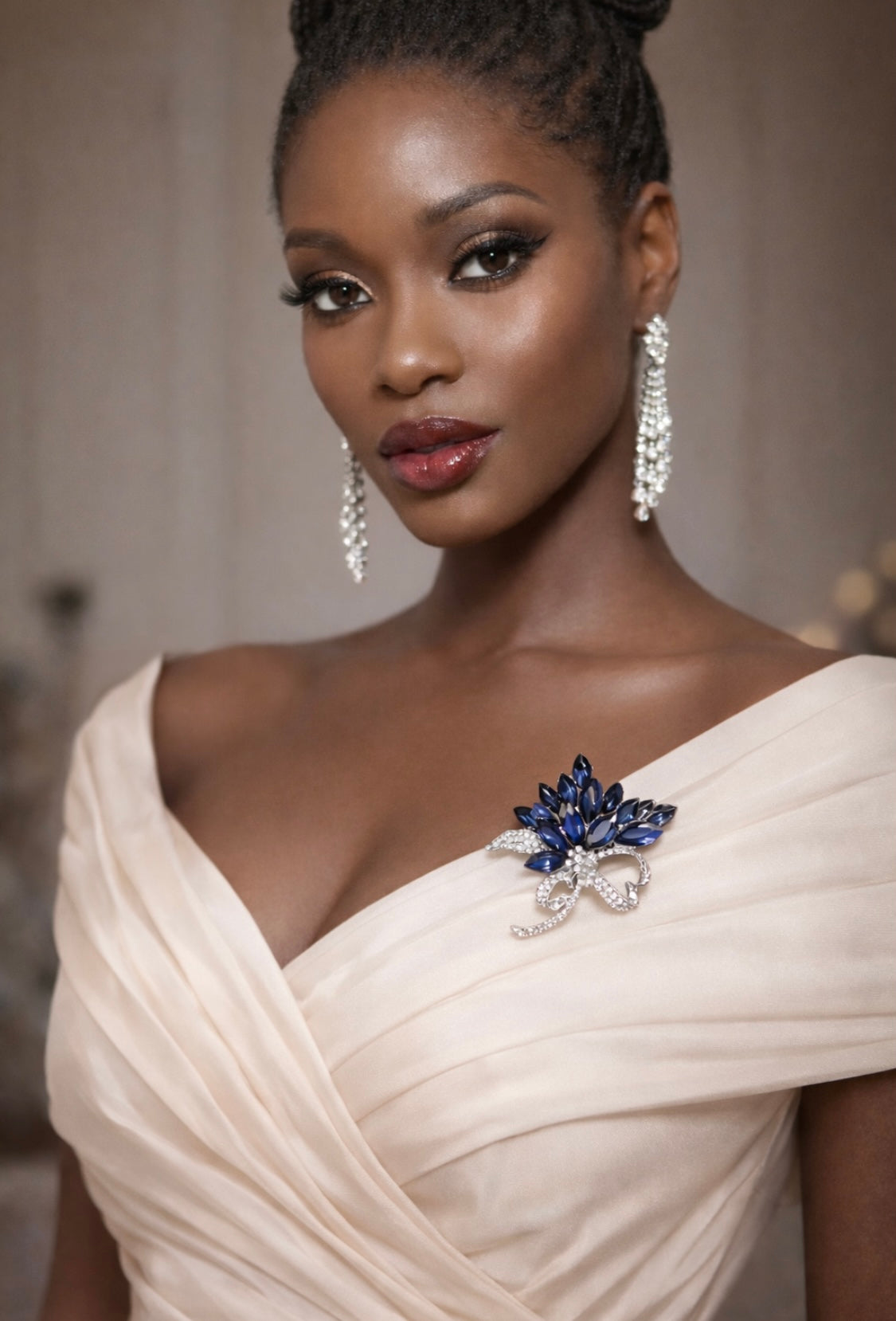 Elegante Blütenbrosche mit blauen Kristallen – Fleur d'Estime